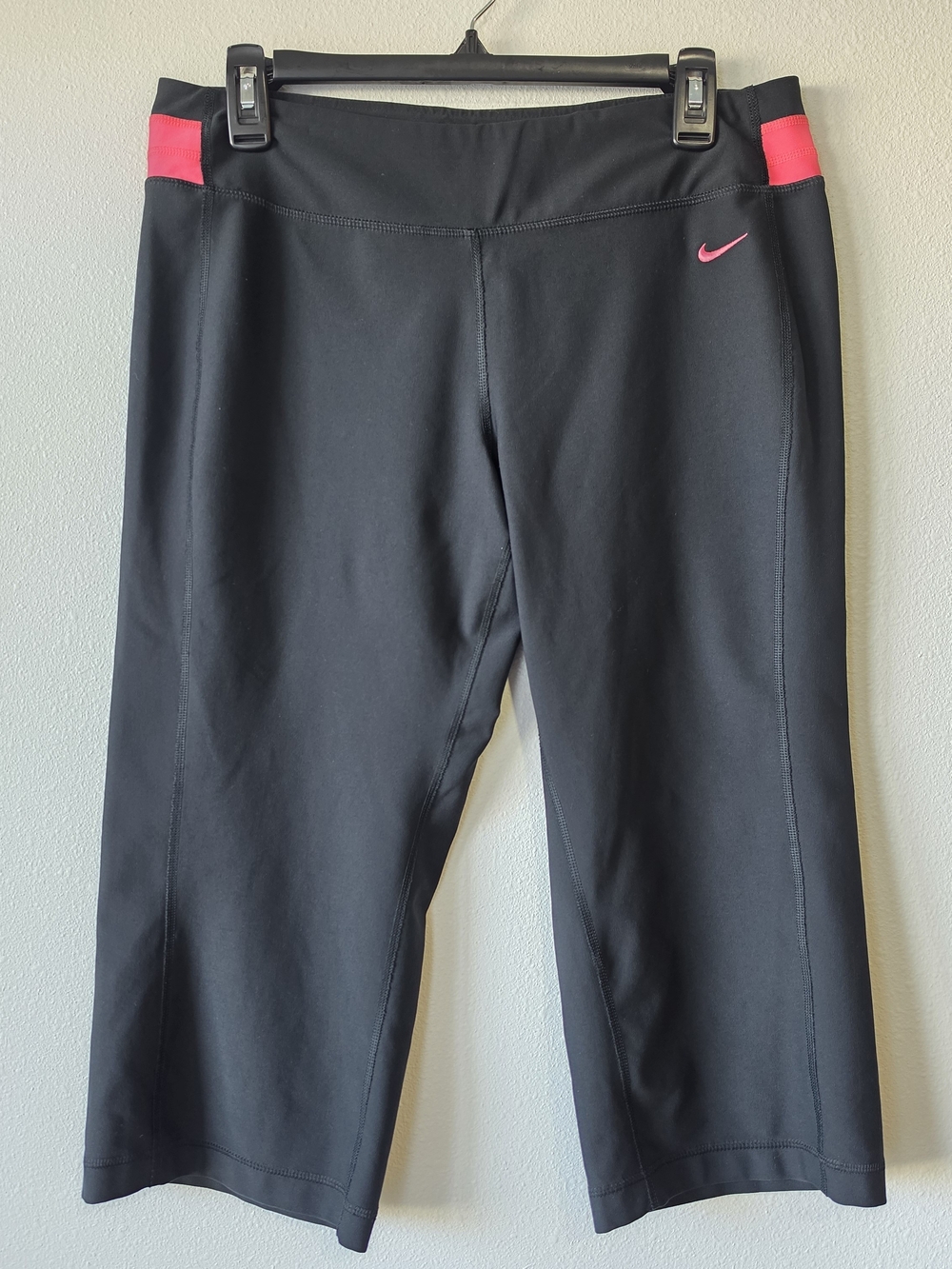Nike Dri-Fit Black Capri Active Leggings with Pink Accents, Size Large